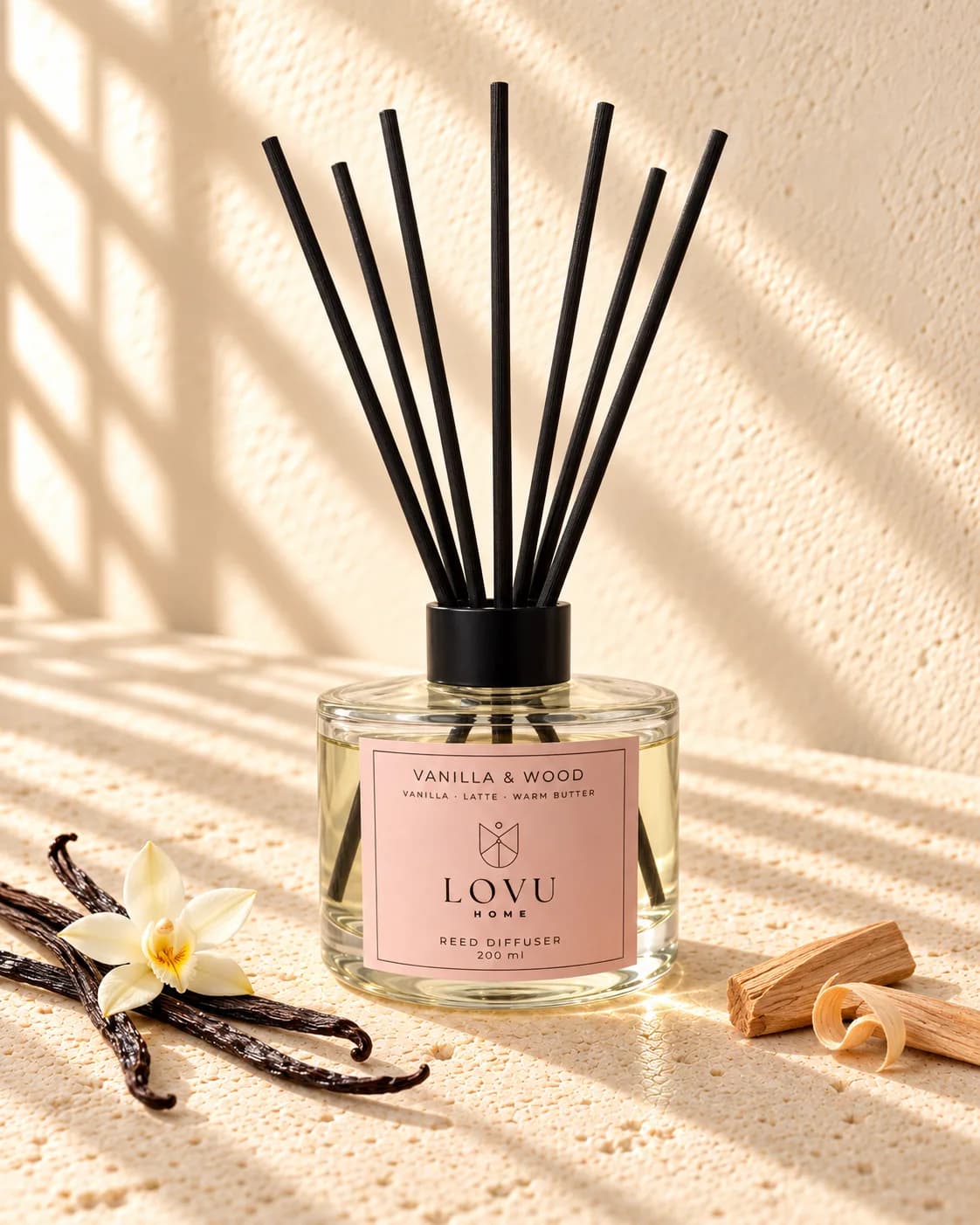 Dyfuzor zapachowy Vanilla & Wood na tle jasnej ściany