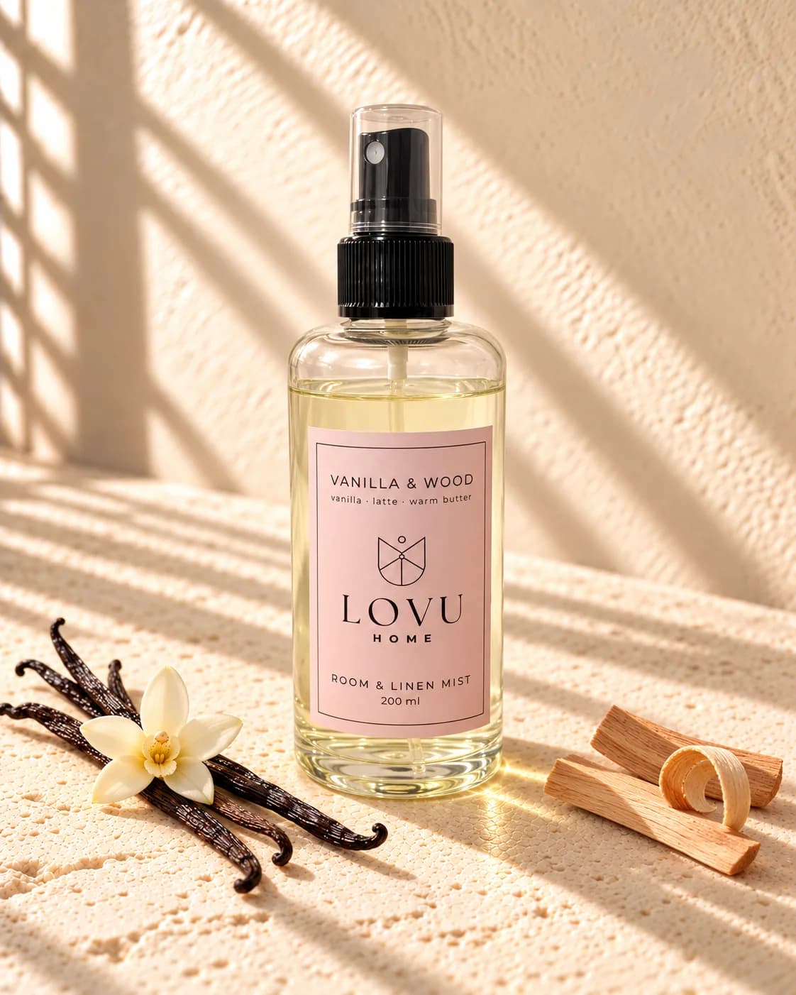 Mgiełka zapachowa Vanilla & Wood na tle jasnej ściany